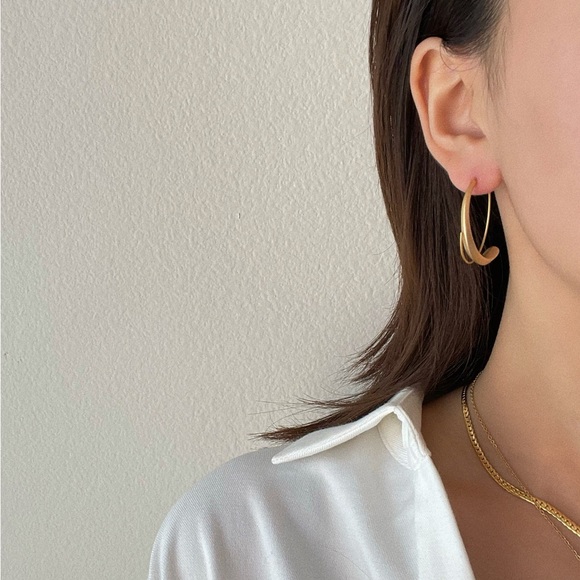 NEW🫶🏻 18K Gold Plated Lightweight Hoop Earrings - Picture 1 of 6